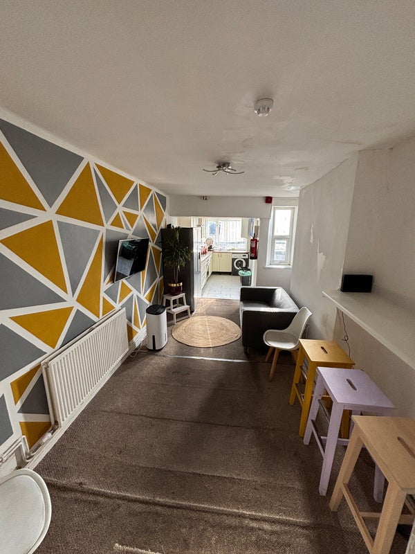 Photo 1: Living room and kitchen 