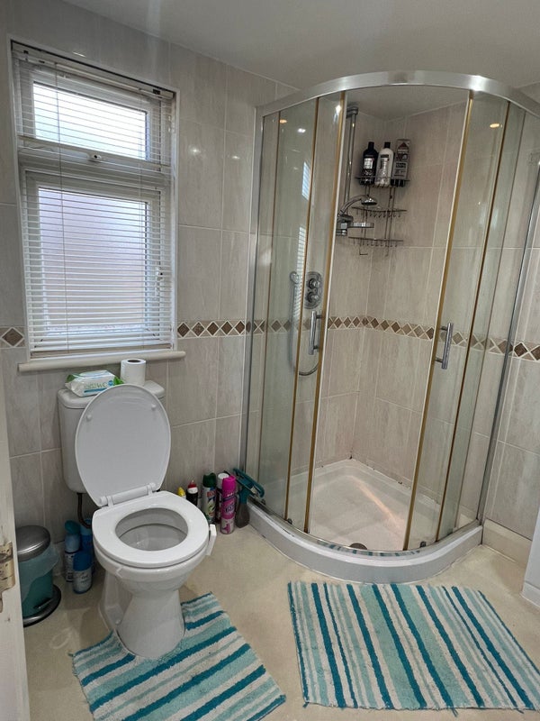 Photo 1: En suite