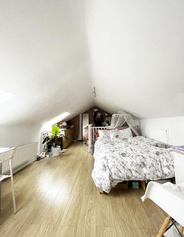 Photo 1: Huge bedroom with private ensuite bathroom.