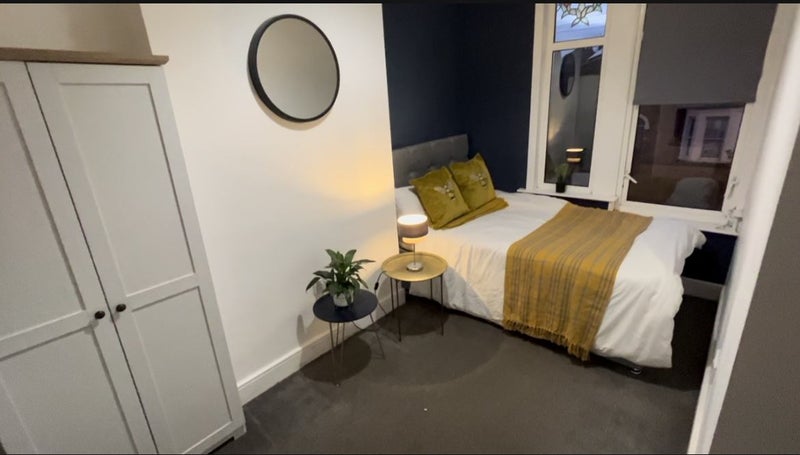 Photo 1: ROOM 5