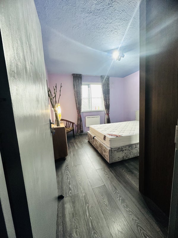 Photo 1: Bedroom
