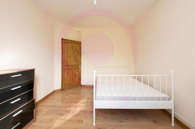 Photo 1: room 2 
