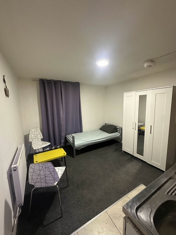Photo 1: Studio Room