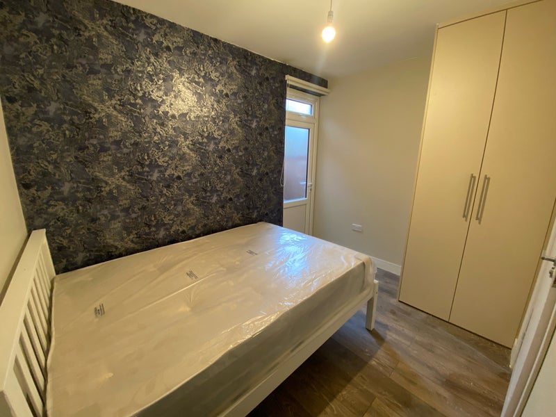 Photo 1: Room 2
