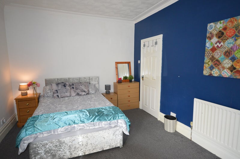 Photo 1: Spacious double room