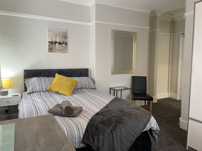 Photo 1: Double ensuite R1