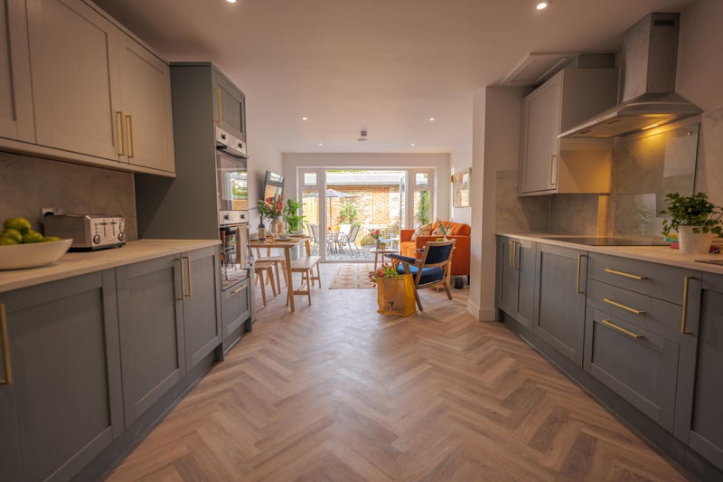 Photo 1: COMMUNAL LOUNGE