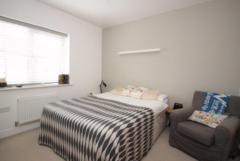 Photo 1: Spare bedroom