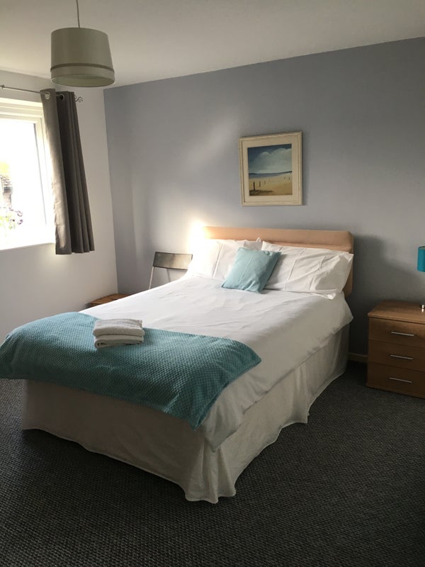 Photo 1: Modern, clean rooms