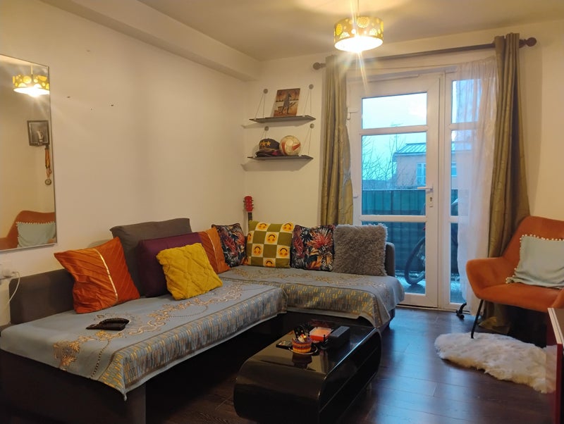 Photo 1: Living room 