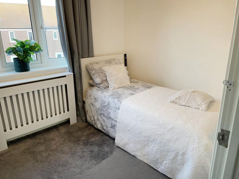 Photo 8: 02 - Single Bedroom