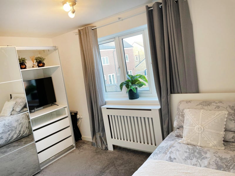 Photo 9: 02 - Single Bedroom