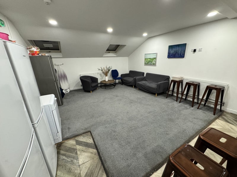 Photo 1: Lounge