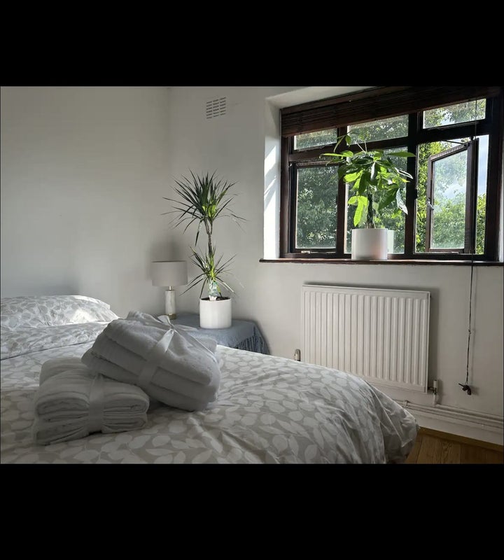 Photo 1: Double bedroom