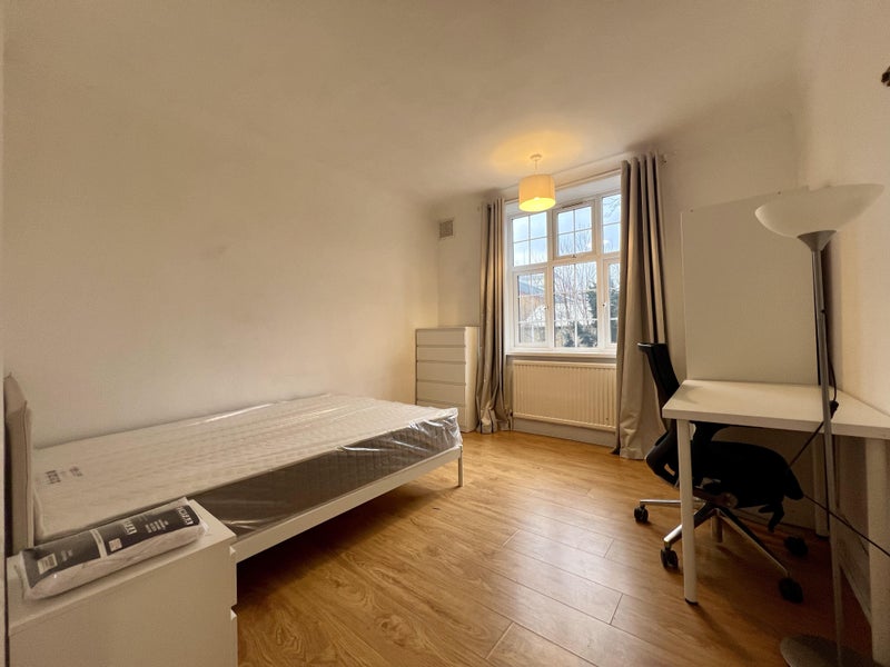 Photo 1: Room 1: £200 PW (Single Occupancy)