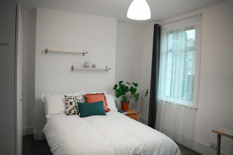 Photo 1: Room 4