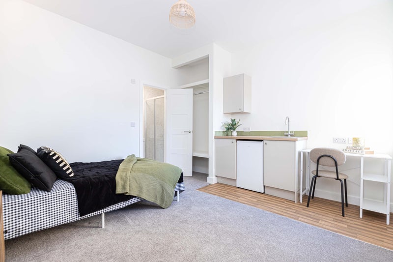 Photo 1: ROOM 2