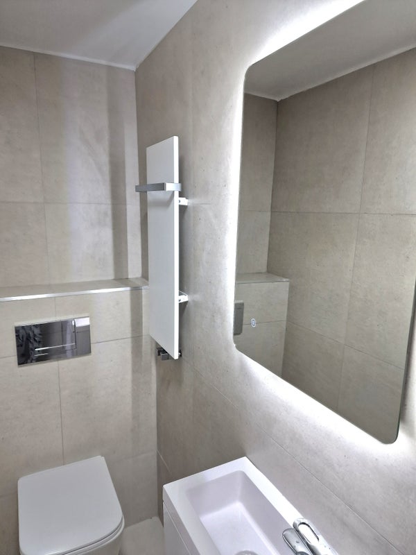 Photo 1: En-suite walk in shower