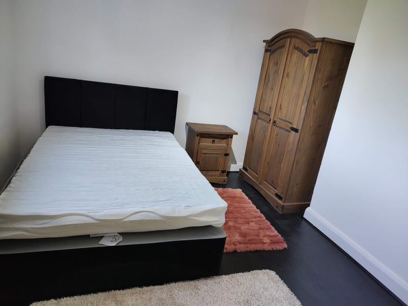 Photo 3: Room 2