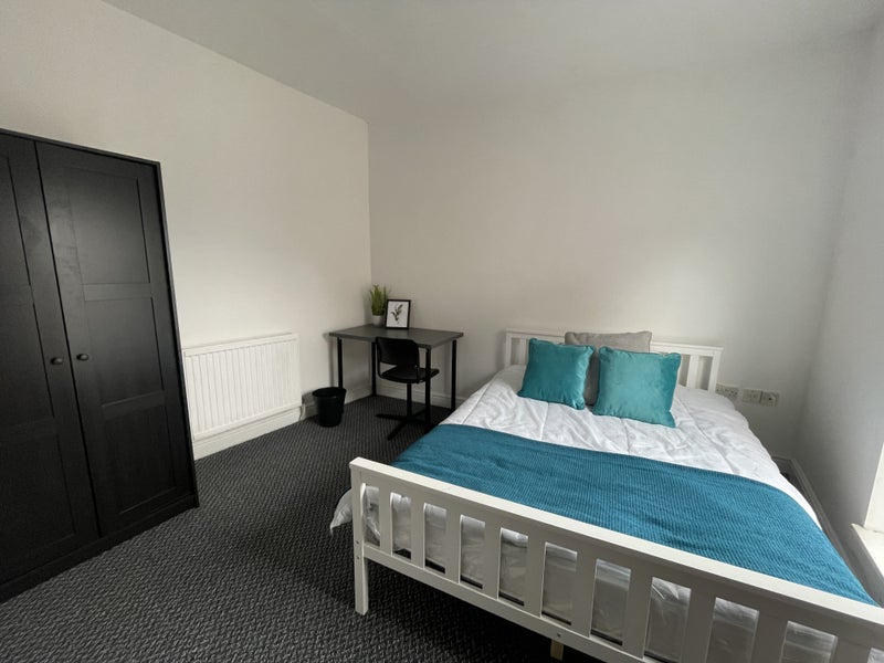 Photo 1: Room 2