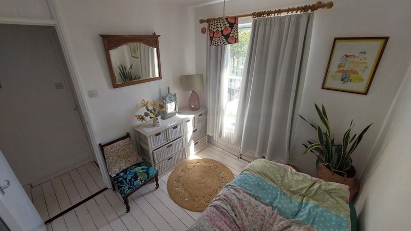 Photo 1: Pleasant bright room overlooking garden