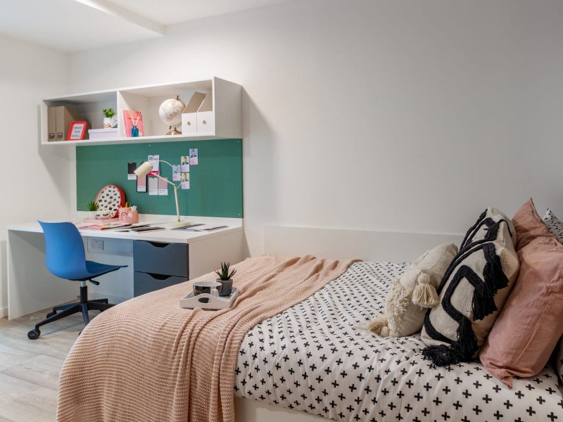 Photo 1: Ensuite Room