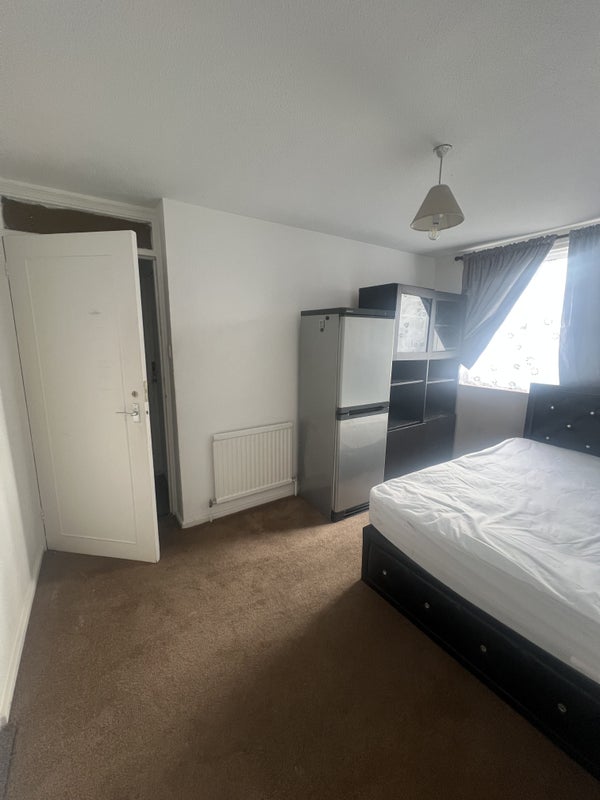 'Spacious rooms available for rent in a clean home' Room to Rent from ...