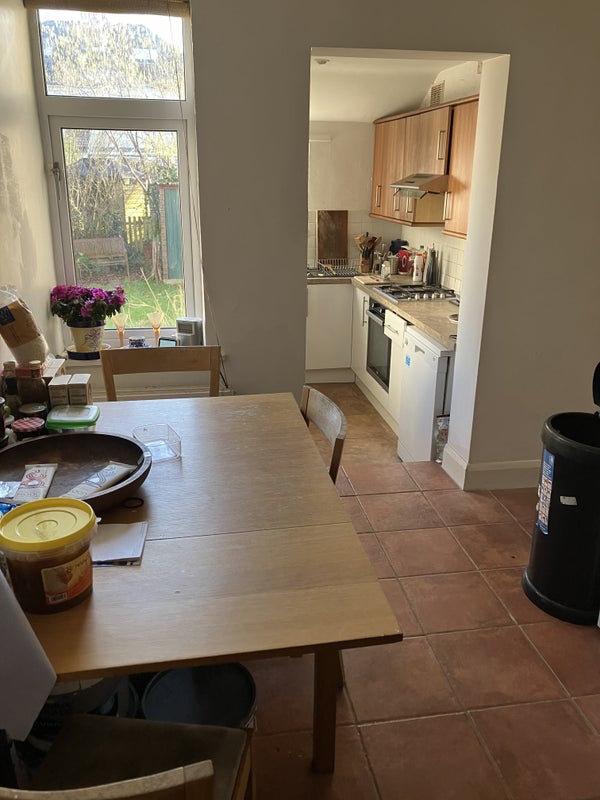 Photo 6: Kitchen 