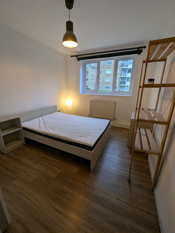 Photo 1: Bedroom to rent