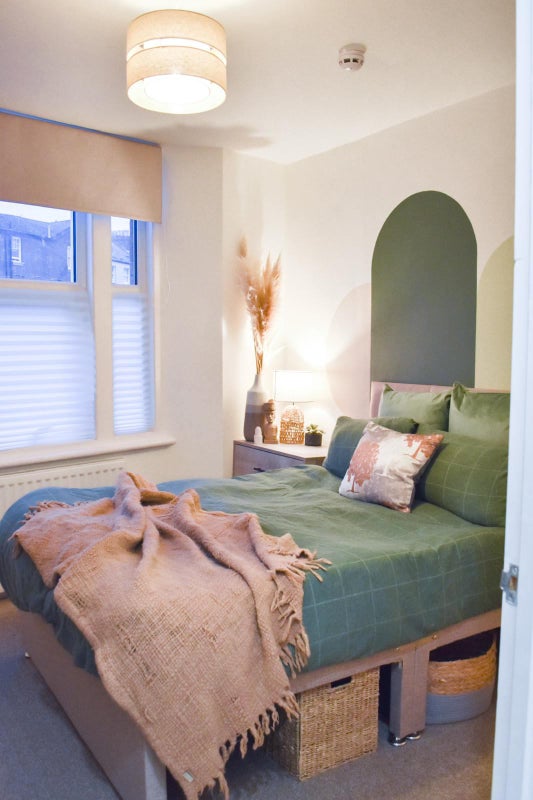 Photo 1: 20BR Room 1