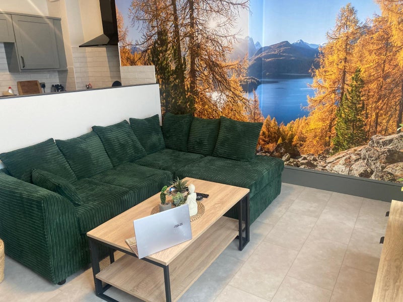 Photo 1: Lounge Area