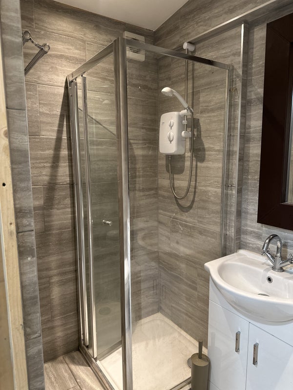 Photo 1: Shower room