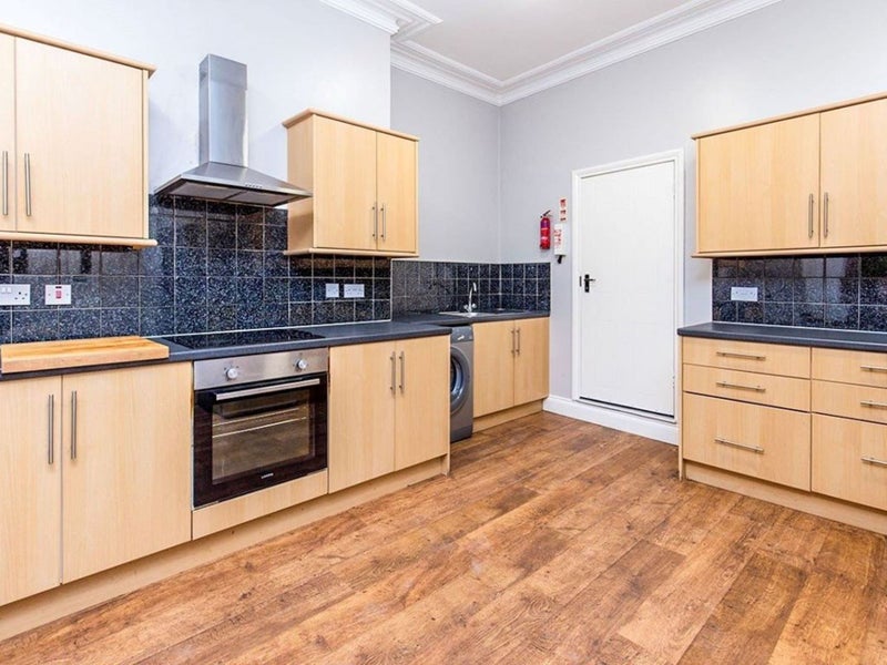 Photo 1: Kitchen