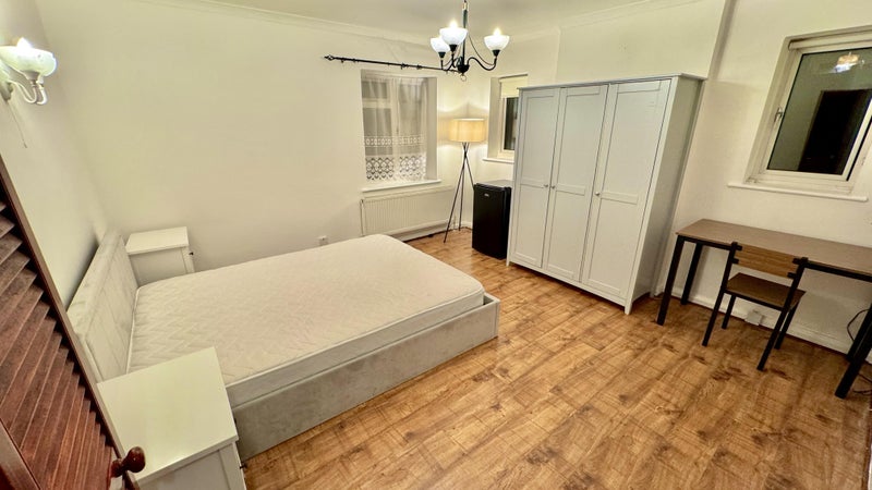 Photo 1: Room 2 (925) Available