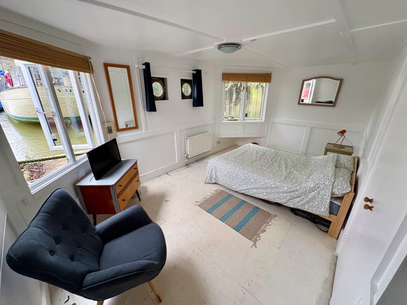 Photo 1: Main bedroom