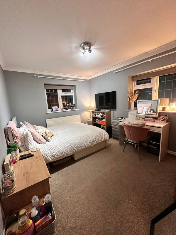 Photo 1: 1st pic double bedroom