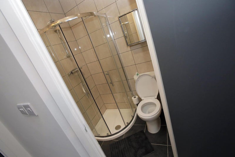 Photo 3: Private Ensuite