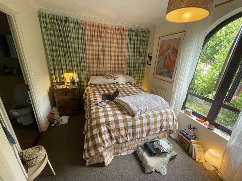 Photo 1: Bed Room w Ensuite