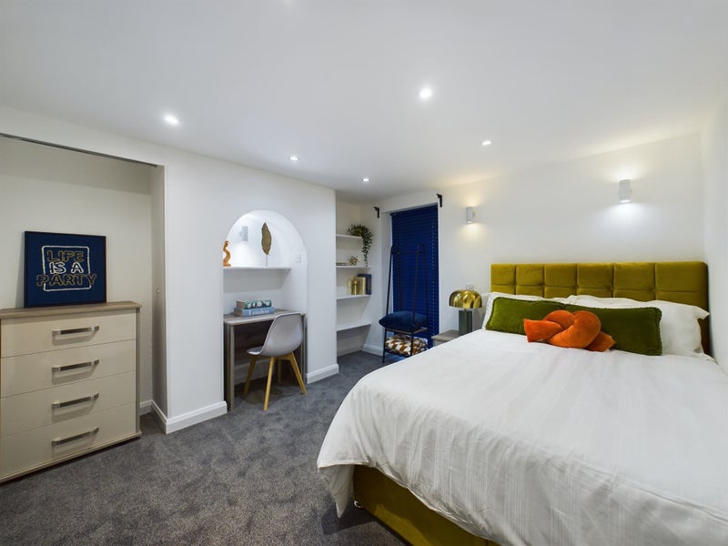 Photo 1: Room 1