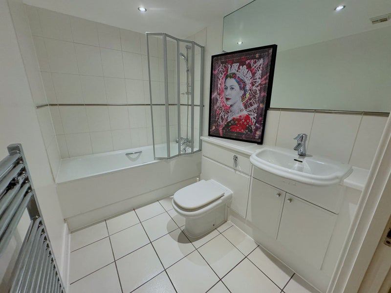 Photo 4: Bathroom