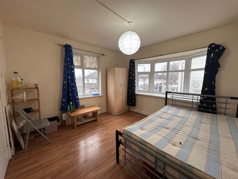 Photo 1: Double bedroom near NW Station 