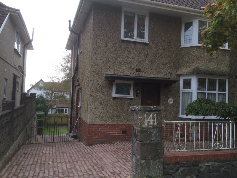 Photo 1: 141 Glanmor Rd.