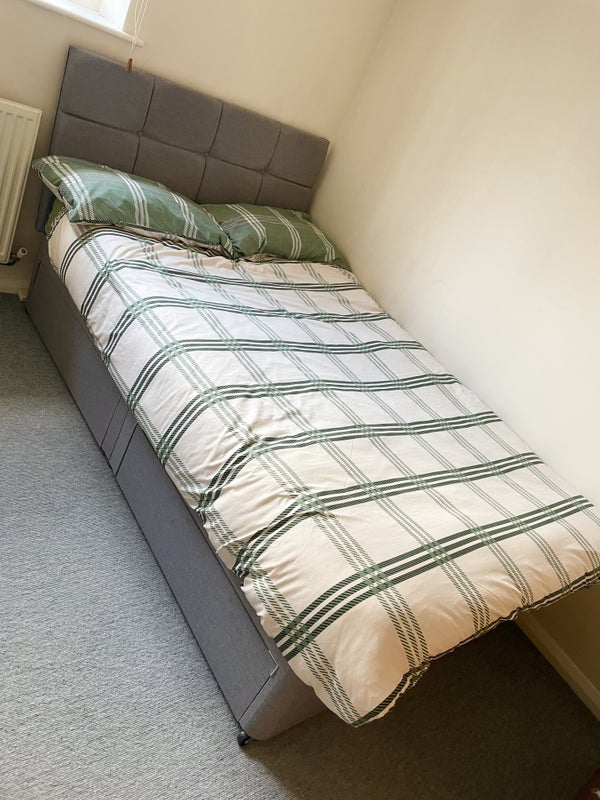 Photo 1: Room 2