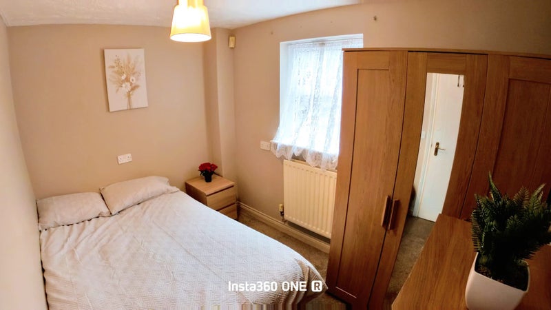 Photo 6: Room 2