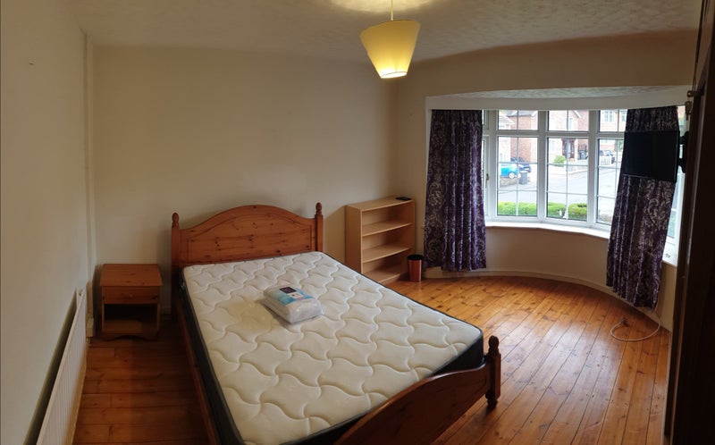 Photo 1: Room 1 -  + Desk