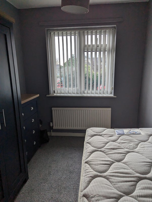 Photo 1: Furnished room
