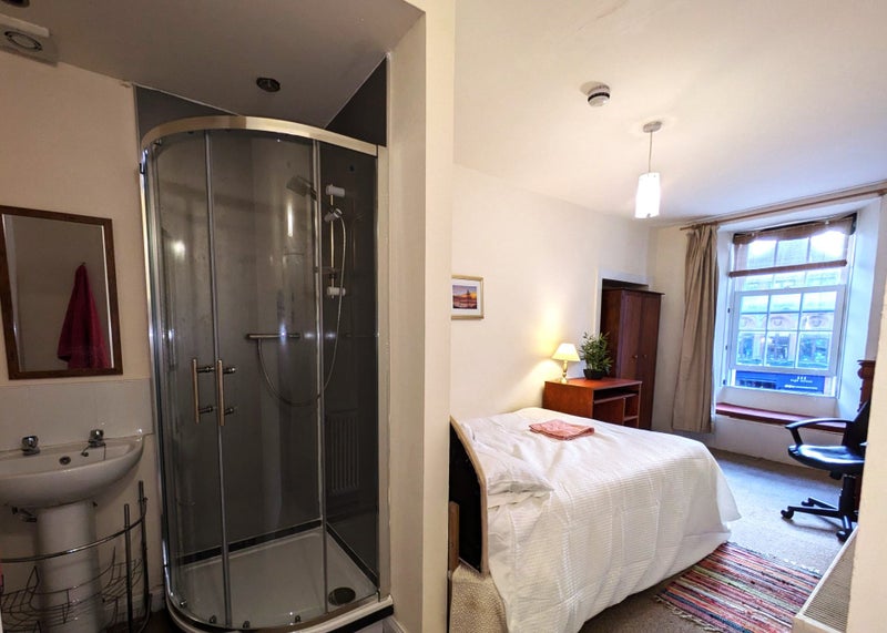 Photo 3: Double room - ensuite shower & basin - £610/mo