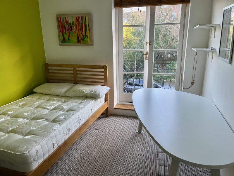 Photo 1: Double bedroom all bills included