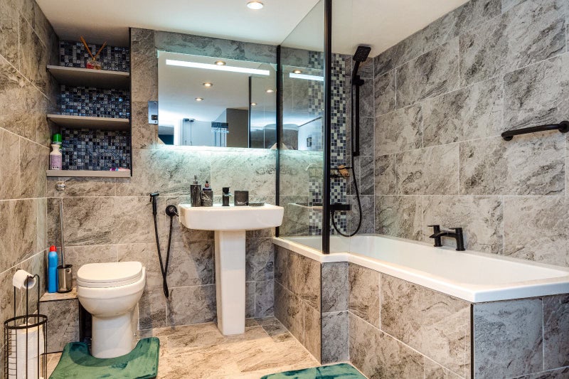 Photo 3: Modern Bathroom