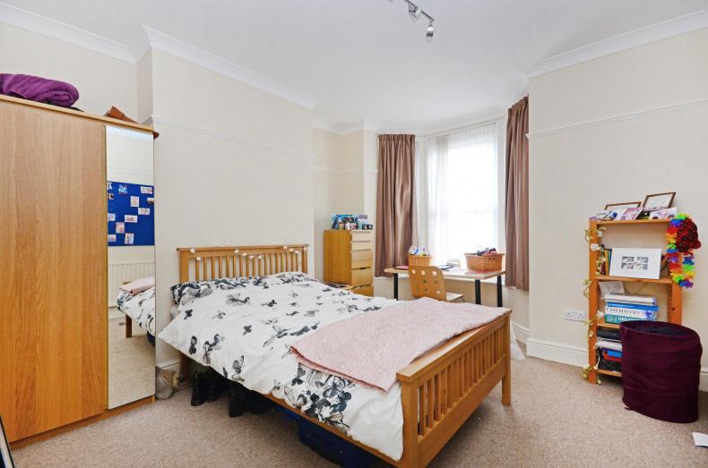 Photo 1: Ground floor room (avalible)